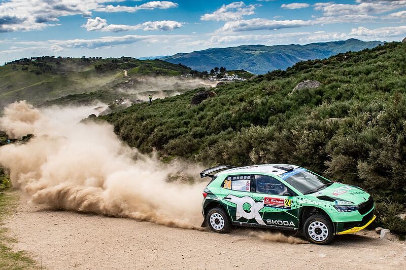 Akropolis-Rallye Griechenland: Škoda Fahrer Andreas Mikkelsen und Sami Pajari kämpfen um WRC2-Titel